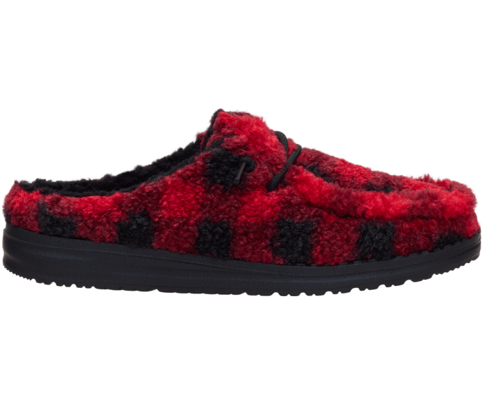 Pantoffel zonder hiel van rood-zwart geruite sherpa, met zwarte veters en een zwarte zool, van opzij gezien