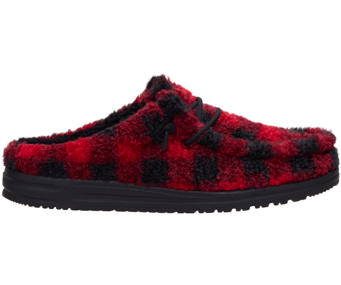 Herenpantoffel zonder hiel van rood-zwart geruite sherpa, met zwarte veters, van opzij gezien